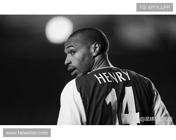 蒂埃里亨利用速度与智慧重塑足坛传奇开启阿森纳辉煌时代