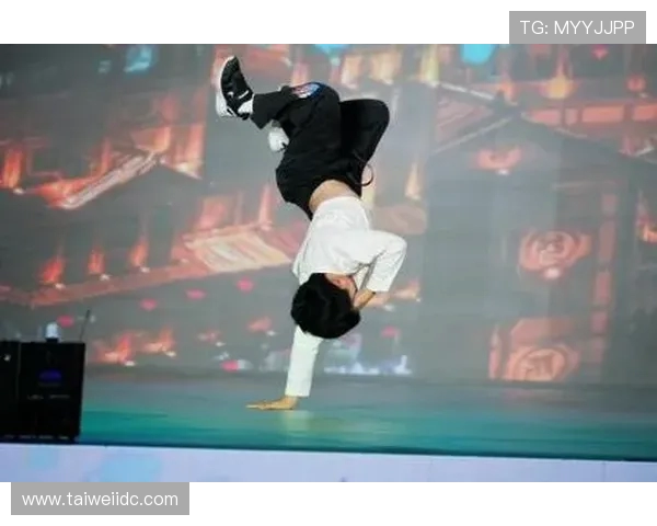 重庆街舞队与武汉街舞队赛后复盘分析团队配合与表现的精彩瞬间