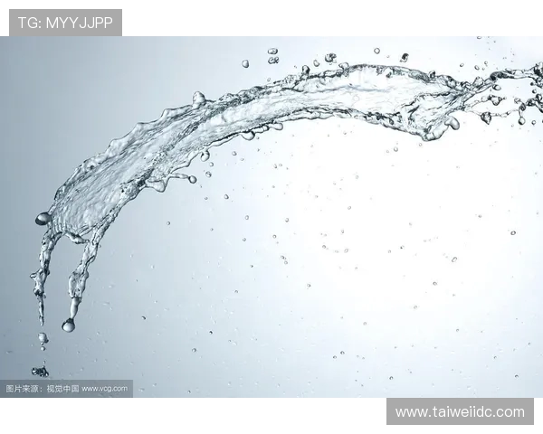 从高空一跃入水花四溅的艺术探索跳水运动的力量与美感 从高空一跃入水花四溅的艺术探索跳水运动的力量与美感